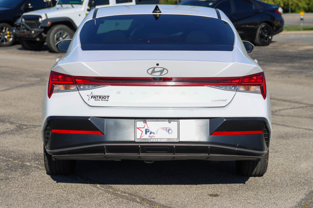 Used 2025 Hyundai Elantra Limited FWD image 4