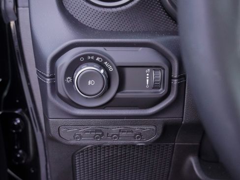 Used 2025 Jeep Wrangler Unlimited Rubicon w/ Convenience Group AWD/4WD image 13