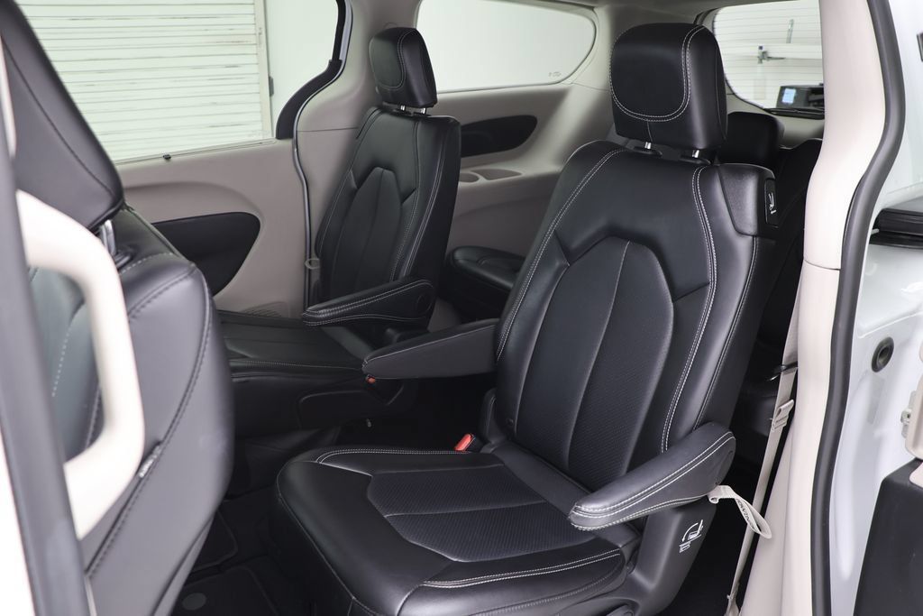 Used 2024 Chrysler Pacifica Touring-L FWD image 11