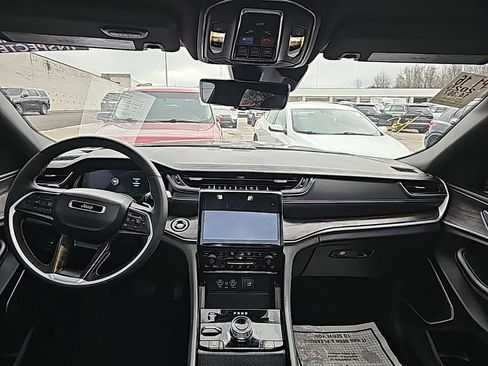 Used 2025 Jeep Grand Cherokee Limited 4xe image 6