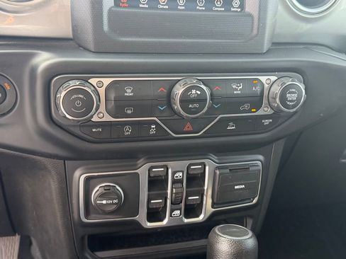 Used 2020 Jeep Gladiator Overland w/ Trailer Tow Package AWD/4WD image 24