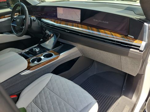 Certified 2025 Cadillac Escalade Sport Platinum w/ LPO, Floor Liner Package AWD/4WD image 11