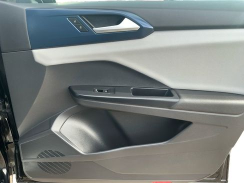 Used 2022 Volkswagen Taos SE w/ Panoramic Sunroof Package image 16