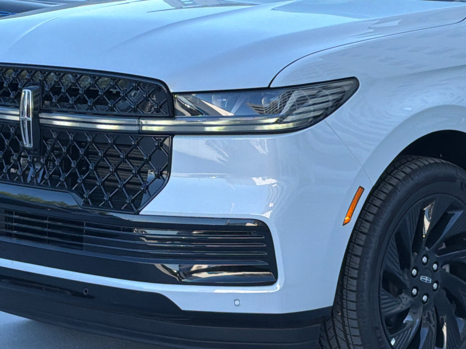 New 2026 Lincoln Navigator L Reserve w/ Jet Appearance Package AWD/4WD image 2