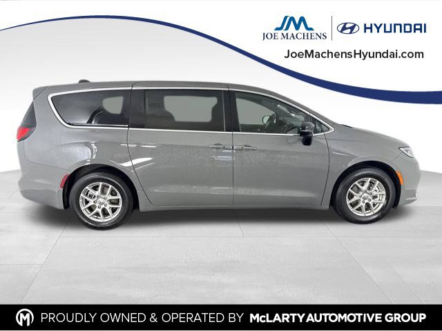 Used 2025 Chrysler Pacifica Select FWD image 4