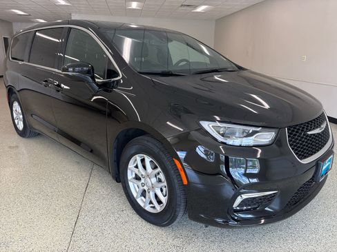 Used 2025 Chrysler Pacifica Select FWD image 3