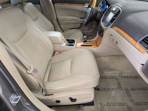 Used 2014 Chrysler 300 C image 33