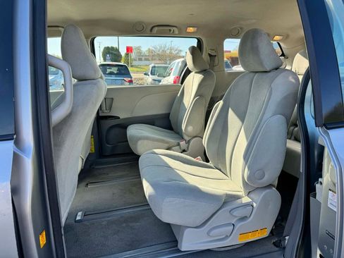 Used 2011 Toyota Sienna image 11