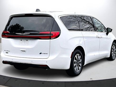 Certified 2024 Chrysler Pacifica Select image 9