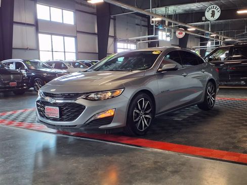 Used 2025 Chevrolet Malibu RS FWD image 3