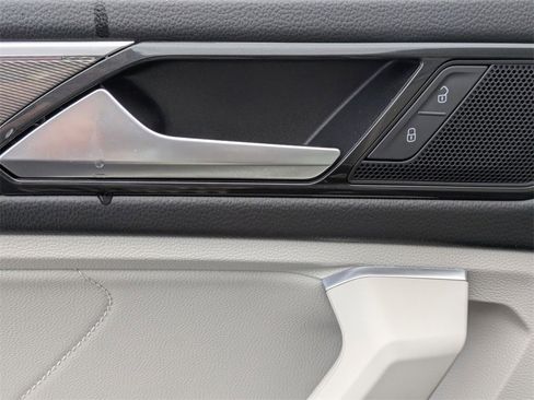 Used 2022 Volkswagen Tiguan SE R-Line image 11