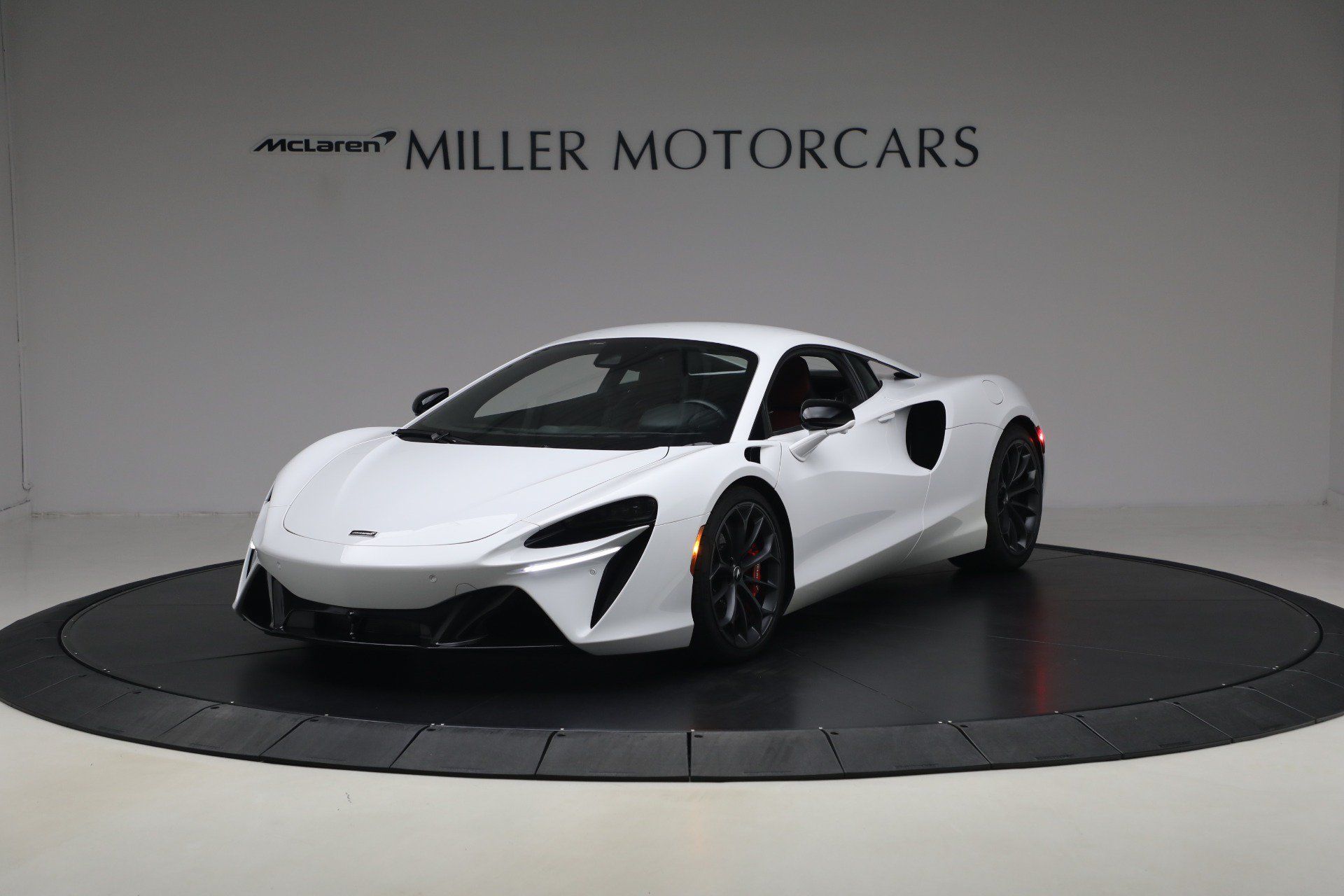 Used 2023 McLaren Artura RWD image 1
