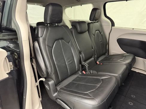 Used 2020 Chrysler Pacifica Touring-L FWD image 21