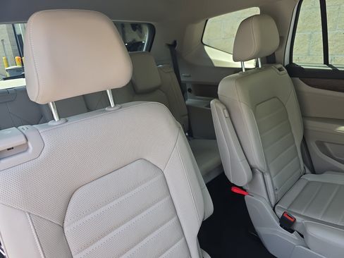 Used 2025 Volkswagen Atlas SEL AWD/4WD image 12