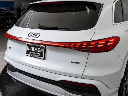 Certified 2025 Audi Q5 Premium w/ 19" Wheel Package AWD/4WD image 9