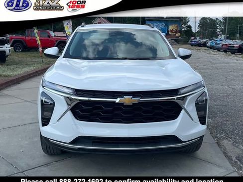 Used 2025 Chevrolet Trax LT FWD image 2