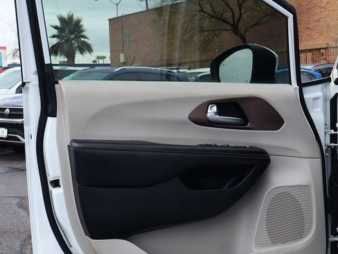 Used 2020 Chrysler Voyager L image 36