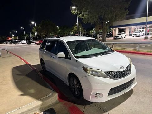 Used 2014 Toyota Sienna SE FWD image 2