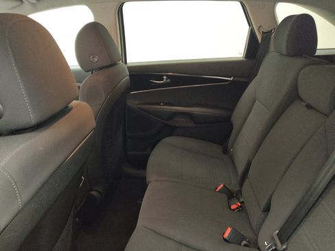 Used 2019 Kia Sorento LX w/ LX Convenience Package image 18