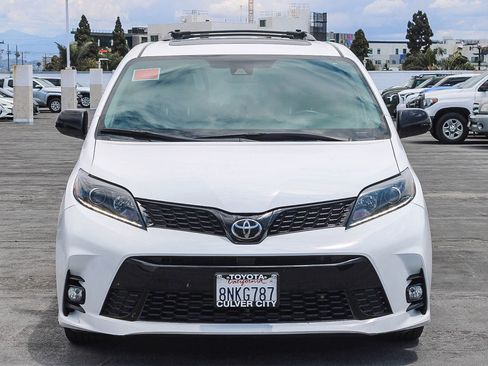 Used 2020 Toyota Sienna SE w/ Nightshade Edition FWD image 3