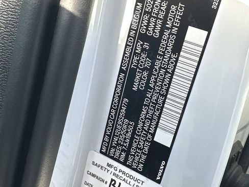 Used 2025 Volvo XC40 B5 Plus image 19