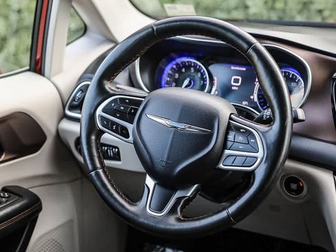 Used 2019 Chrysler Pacifica Touring-L Plus w/ Tire & Wheel Group image 14