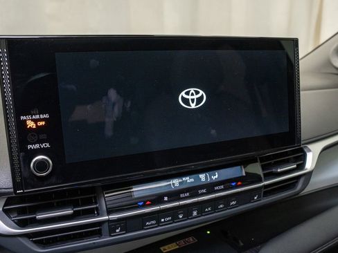 Used 2025 Toyota Sienna XLE image 15