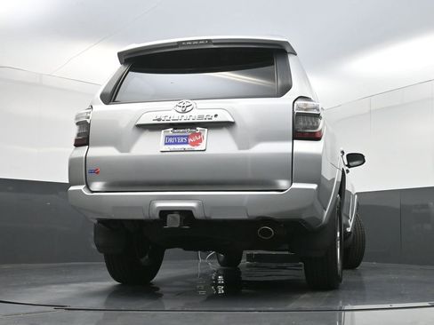 Used 2020 Toyota 4Runner SR5 AWD/4WD image 28