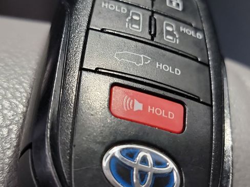 Used 2021 Toyota Sienna XLE FWD image 32