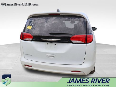 Used 2023 Chrysler Voyager LX FWD image 17
