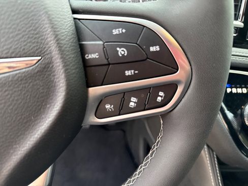 Used 2026 Chrysler Pacifica Limited FWD image 17