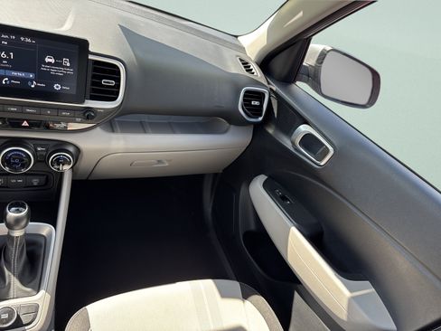 Used 2025 Hyundai Venue SEL FWD image 25