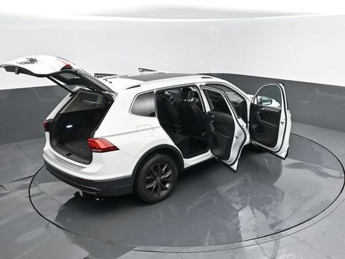 Used 2022 Volkswagen Tiguan SE w/ Panoramic Sunroof Package AWD/4WD image 27