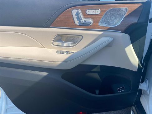 Used 2025 Mercedes-Benz GLS 580 4MATIC image 12