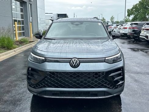 Certified 2025 Volkswagen Tiguan SE R-Line AWD/4WD image 2