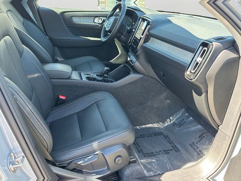 Used 2025 Volvo XC40 B5 Core AWD/4WD image 6