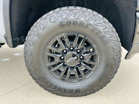 Used 2025 Chevrolet Silverado 2500 ZR2 w/ Technology Package AWD/4WD image 46