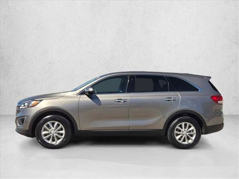 Used 2017 Kia Sorento L image 9