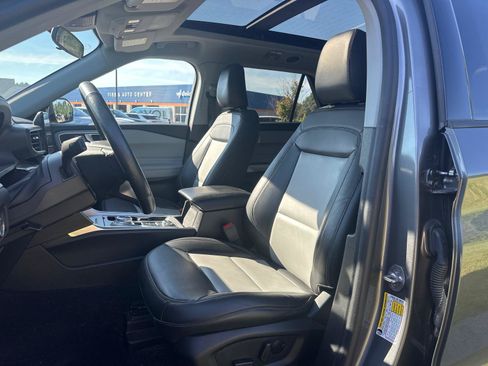 Used 2023 Ford Explorer XLT w/ Equipment Group 202A AWD/4WD image 5