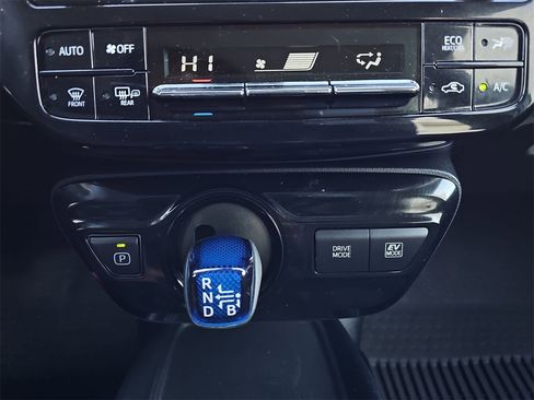 Used 2021 Toyota Prius LE image 21