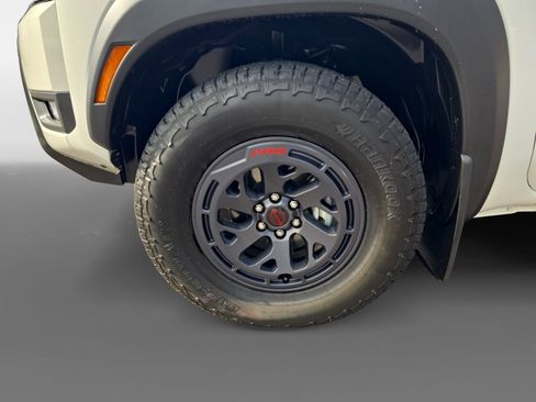 Used 2025 Nissan Frontier PRO-4X image 9