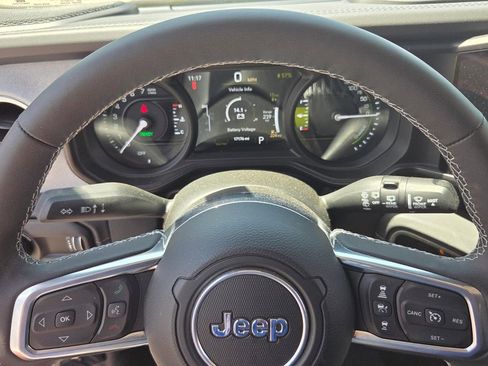 Used 2025 Jeep Wrangler Unlimited Sahara w/ Safety Group AWD/4WD image 21