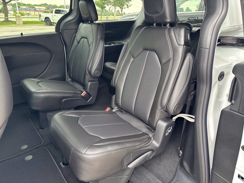 New 2027 Chrysler Pacifica Select FWD image 39