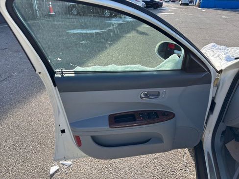 Used 2005 Buick LaCrosse CX image 9