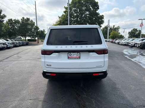 Used 2024 Jeep Wagoneer L Series II w/ Flexible Seating Group AWD/4WD image 6