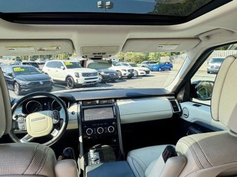 Used 2017 Land Rover Discovery First Edition AWD/4WD image 11