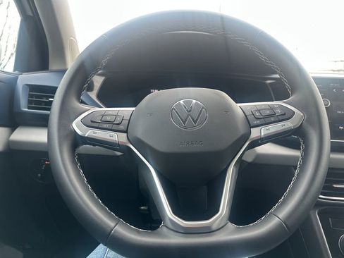 Used 2023 Volkswagen Taos SE w/ Panoramic Sunroof Package image 7