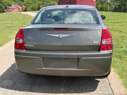 Used 2009 Chrysler 300 Touring RWD image 16