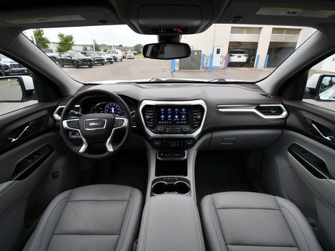 Used 2023 GMC Acadia SLT w/ Technology Package AWD/4WD image 3