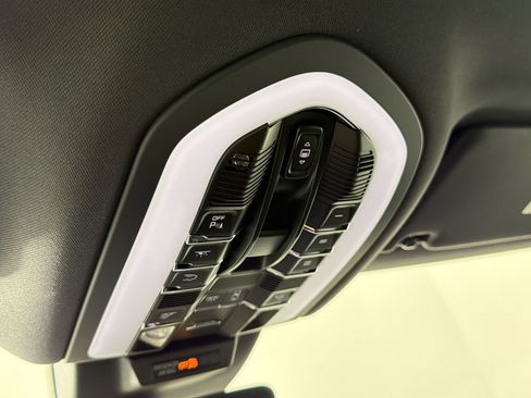 Certified 2026 Porsche Macan AWD/4WD image 19